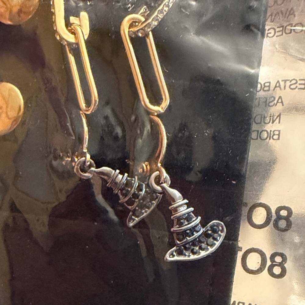 8 other reasons Oblong mini hoop with Elphaba charms - Picture 2 of 6